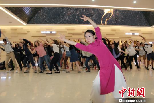 华一现场教法国友人学习五禽戏。 张俊 摄