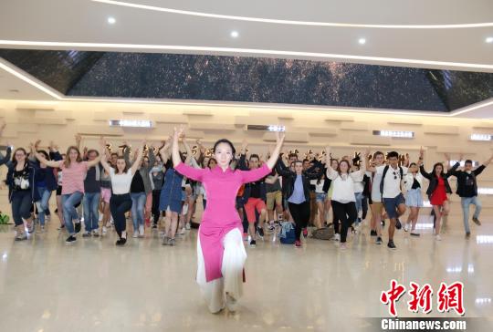 华一现场教法国友人学习五禽戏。 张俊 摄