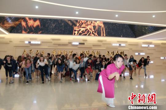 华佗五禽戏59代传承人华一现场教法国友人学习五禽戏。 张俊 摄