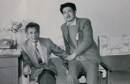 吴冠中(左)与邹士方合影(1980年代)