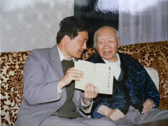 刘海粟(右)与邹士方在钓鱼台国宾馆(1988年4月23日)